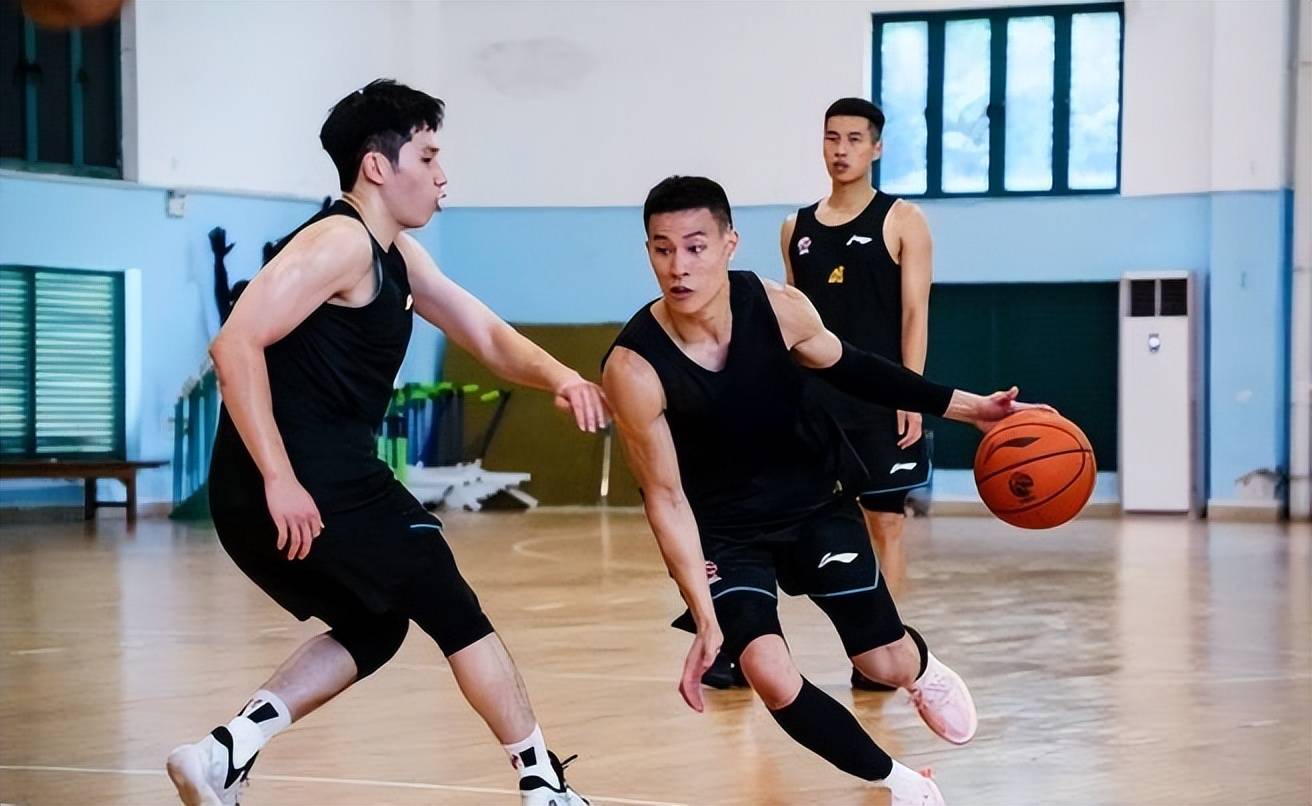 开云官网-广厦男篮努力拼搏，赢得关键比赛