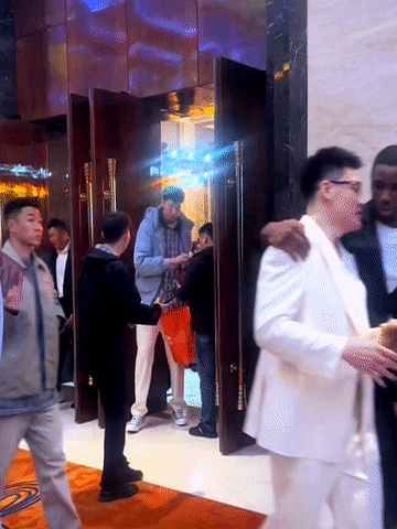 包含场上对决热情高涨，球迷沸腾欢呼的词条