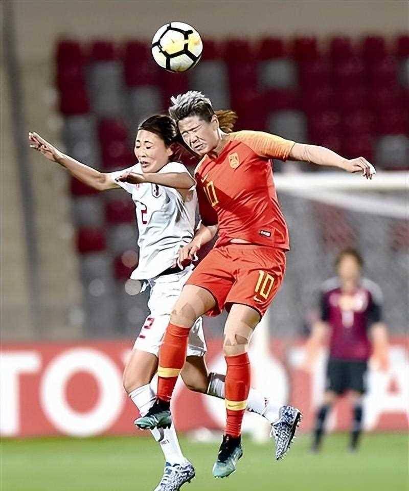 开云体育-热闹足球比赛现场，女选手们决战到底