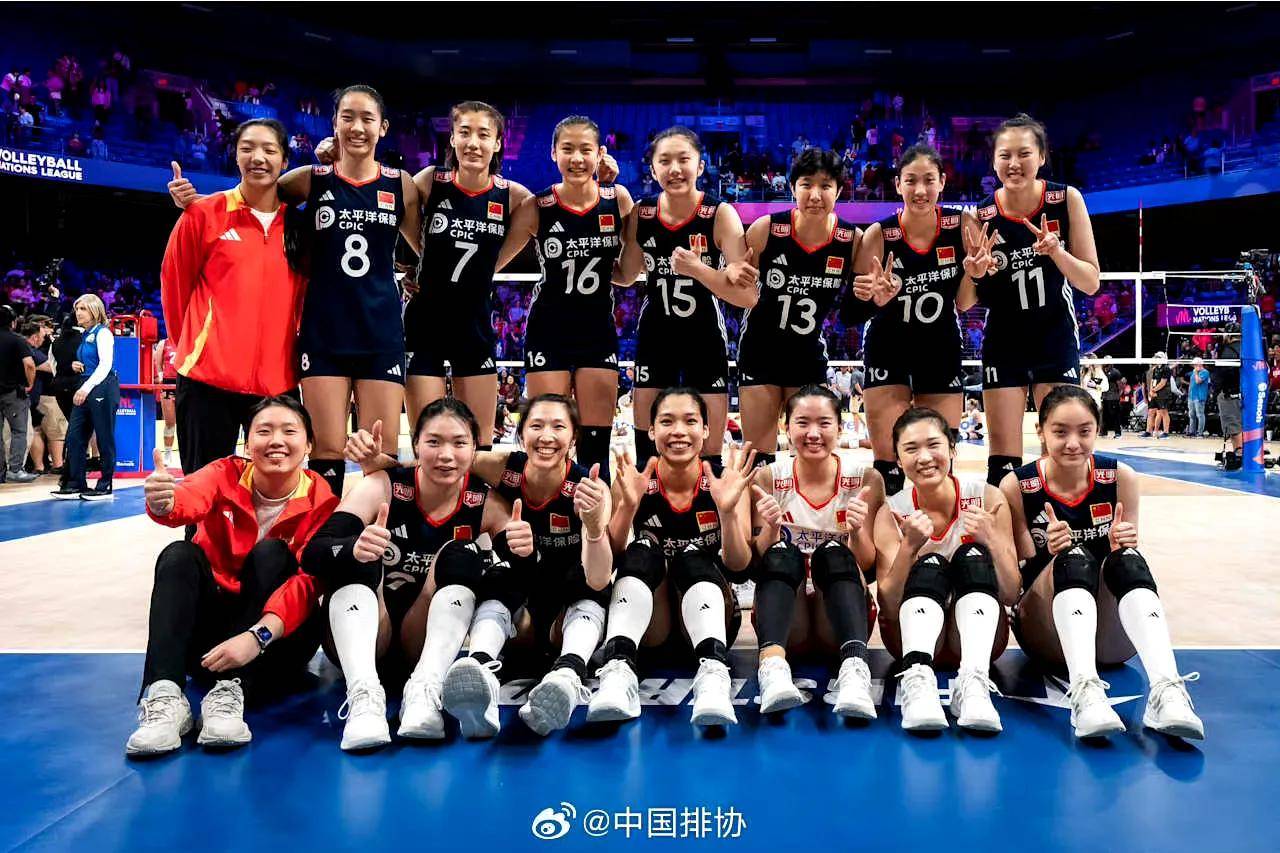 女排队员助力战胜对手取得胜利